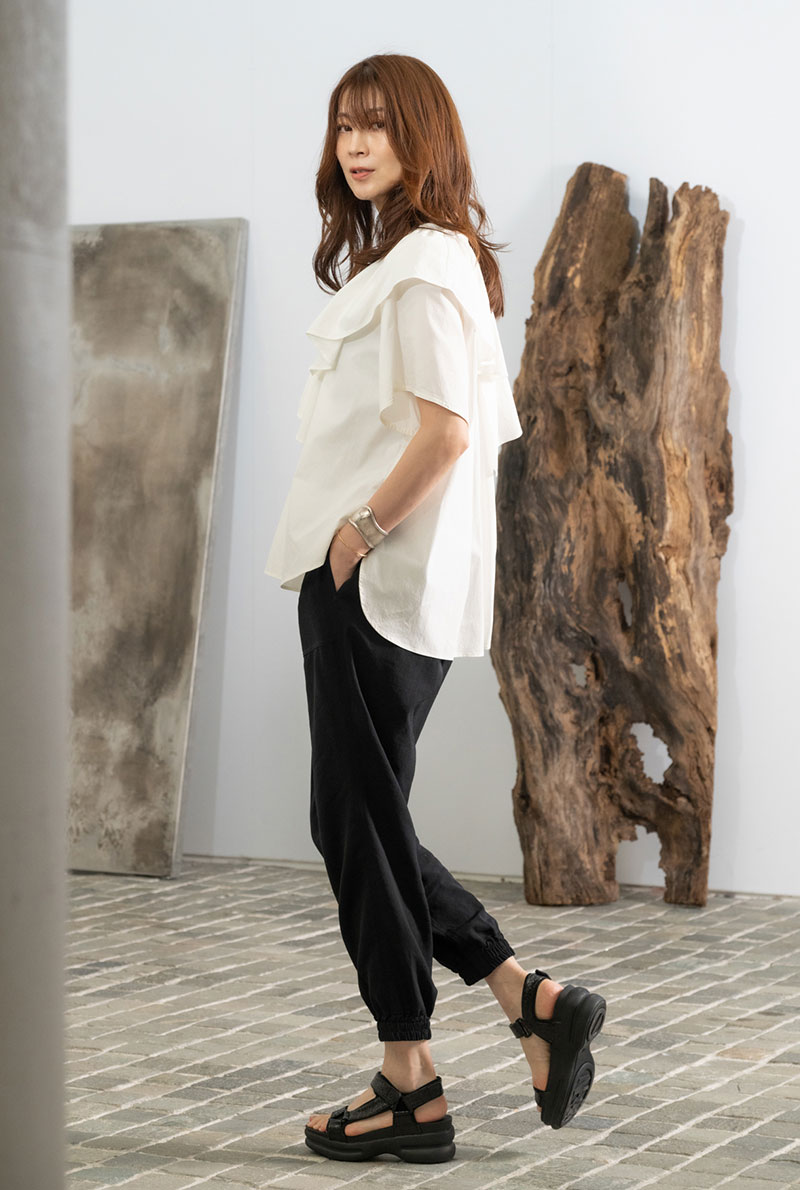 モデル前田典子着用画像 コンクリート ブラック/レッド