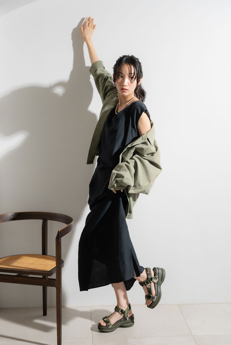モデル着用 コンクリート カーキ イメージ画像
